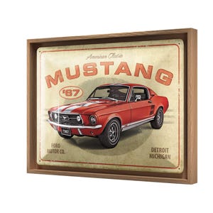 Puede incluir: Impresión en lienzo enmarcada de un Ford Mustang rojo de 1967. La obra de arte tiene un estilo retro desgastado con la palabra "MUSTANG" en letras rojas grandes. Texto adicional incluye "American Classic", "Ford Motor Co." y "Detroit Michigan".