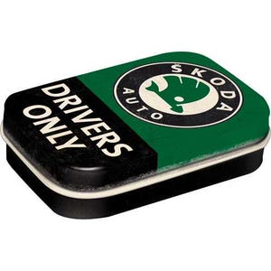 Peut inclure: Une boîte métallique rectangulaire aux coins arrondis avec un design vert et noir. La surface supérieure affiche le texte DRIVERS ONLY en lettres capitales blanches et un logo circulaire avec le texte ŠKODA AUTO et un graphique d'aile.