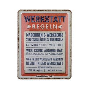 Op de afbeelding: Een rechthoekig metalen bord met een verweerde afwerking. Het bord toont de Duitse woorden "WERKSTATT REGELN" in wit en rood, met extra tekst eronder. Het ontwerp van het bord bevat een moersleutelafbeelding en de tekst "NOSTALGIC-ART".