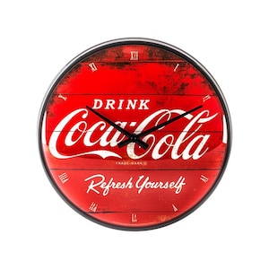 Può includere: Un orologio da parete Coca-Cola rosso e nero con sfondo in legno. Il quadrante dell'orologio presenta il logo Coca-Cola e il testo "Drink Coca-Cola Refresh Yourself".