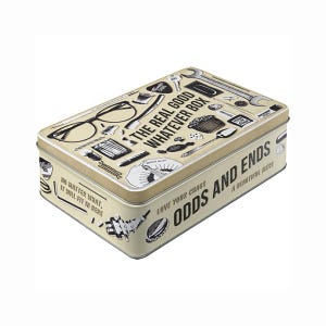 Peut inclure: Une boîte de rangement rectangulaire en métal avec un fond crème et des illustrations noires de divers objets. Le couvercle porte l'inscription "THE REAL GOOD WHATEVER BOX". Les côtés indiquent "ODDS AND ENDS" et "NO MATTER WHAT, IT WILL FIT IN HERE."