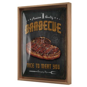 Könnte beinhalten: Ein gerahmtes Schild mit einem Vintage-Barbecue-Thema. Das Schild zeigt eine gegrillte Steak-Grafik und die Worte "Premium Quality BARBECUE Nice to Meat You". Der Rahmen ist aus hellbraunem Holz.