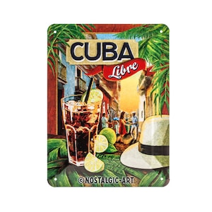 Puede incluir: Un letrero de metal de estilo vintage con una ilustración colorida de un cóctel Cuba Libre, palmeras y una escena callejera en La Habana, Cuba. El letrero dice "Cuba Libre" y "©NOSTALGIC-ART".