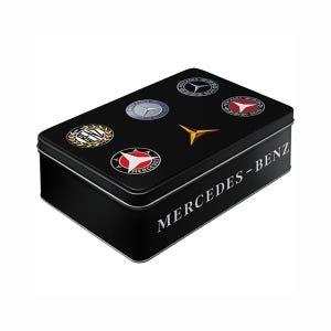 Könnte beinhalten: Schwarze Metalldose mit einem Mercedes-Benz-Logo und verschiedenen Mercedes-Benz-Logos auf dem Deckel. Die Dose ist rechteckig und hat einen silbernen Rand.