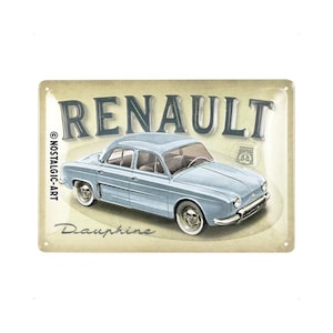 Op de afbeelding: Een vintage metalen bord met een lichtblauwe Renault Dauphine met de tekst "RENAULT" en "Dauphine" in een retro stijl.
