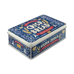 Peut inclure: Boîte rectangulaire avec un fond bleu et des motifs blancs et dorés. La boîte affiche les mots "CRISP BREAD" en grandes lettres blanches, avec "Scandinavian" et "Nordic Delight" en plus petit. On peut également lire "GOLDEN CRUNCH".