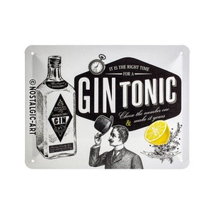 Könnte beinhalten: Rechteckiges Metallschild im Vintage-Design. Das Schild zeigt eine Gin-Flasche, eine Taschenuhr, einen Mann, der seinen Hut hebt, und eine Zitrone. Der Text lautet "IT IS THE RIGHT TIME FOR A GIN TONIC". Das Schild ist weiß mit Schwarz-Weiß-Grafiken.