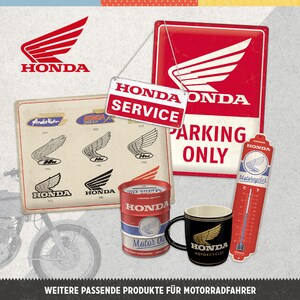 K&ouml;nnte beinhalten: Eine Sammlung von Honda-Markenartikeln, darunter ein rot-wei&szlig;es Parkschild, ein Thermometer, eine Tasse und ein &Ouml;lfass im Vintage-Stil. Die Artikel zeigen das Honda-Logo und Motorrad-bezogenen Text. Ein Schild liest "Honda Service".