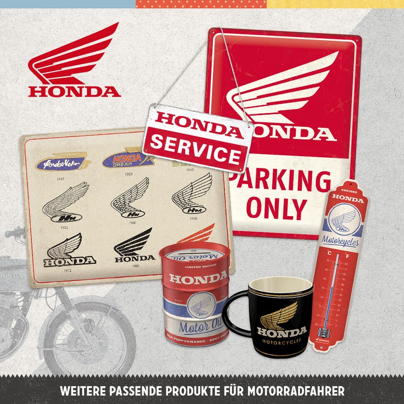 K&ouml;nnte beinhalten: Eine Sammlung von Honda-Markenartikeln, darunter ein rot-wei&szlig;es Parkschild, ein Thermometer, eine Tasse und ein &Ouml;lfass im Vintage-Stil. Die Artikel zeigen das Honda-Logo und Motorrad-bezogenen Text. Ein Schild liest "Honda Service".