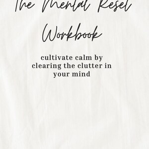 Puede incluir: Una portada de libro de ejercicios blanca con texto negro que dice The Mental Reset Workbook, cultivate calm by clearing the clutter in your mind, y Reset Living Studio en la parte inferior. El fondo tiene una textura de papel sutil y arrugada.