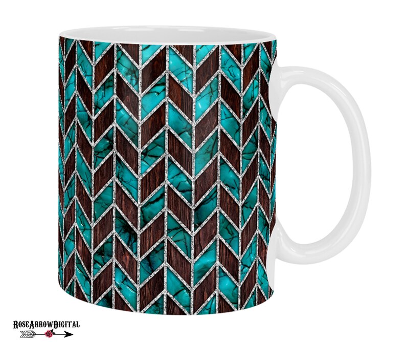 Puede incluir: Taza de cer&aacute;mica blanca con un patr&oacute;n de chevron turquesa y marr&oacute;n. El patr&oacute;n tiene un acento de brillo plateado.