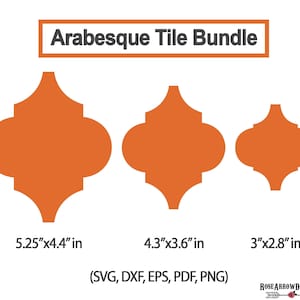 Puede incluir: Tres diseños de azulejos arabescos de color naranja en diferentes tamaños. El azulejo más grande mide 13,3 cm por 11,2 cm, el azulejo del medio mide 11 cm por 9,1 cm y el azulejo más pequeño mide 7,6 cm por 7,1 cm. El texto "Arabesque Tile Bundle" está en la parte superior de la imagen. El texto "(SVG, DXF, EPS, PDF, PNG)" está en la parte inferior de la imagen.