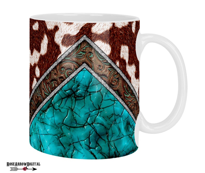 Puede incluir: Taza de cer&aacute;mica blanca con un dise&ntilde;o geom&eacute;trico turquesa, marr&oacute;n y blanco. El dise&ntilde;o presenta un fondo turquesa agrietado con acentos de estampado animal marr&oacute;n y blanco.