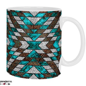 Puede incluir: Taza de cer&aacute;mica blanca con un patr&oacute;n geom&eacute;trico turquesa, marr&oacute;n y plateado. El patr&oacute;n recuerda a los dise&ntilde;os de los nativos americanos.