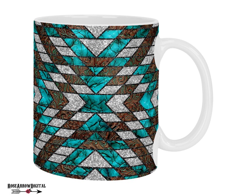 Puede incluir: Taza de cer&aacute;mica blanca con un patr&oacute;n geom&eacute;trico turquesa, marr&oacute;n y plateado. El patr&oacute;n recuerda a los dise&ntilde;os de los nativos americanos.