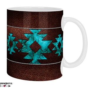Puede incluir: Taza de cer&aacute;mica blanca con un dise&ntilde;o de cuero marr&oacute;n y un patr&oacute;n geom&eacute;trico turquesa. La taza tiene un asa en el lado derecho.