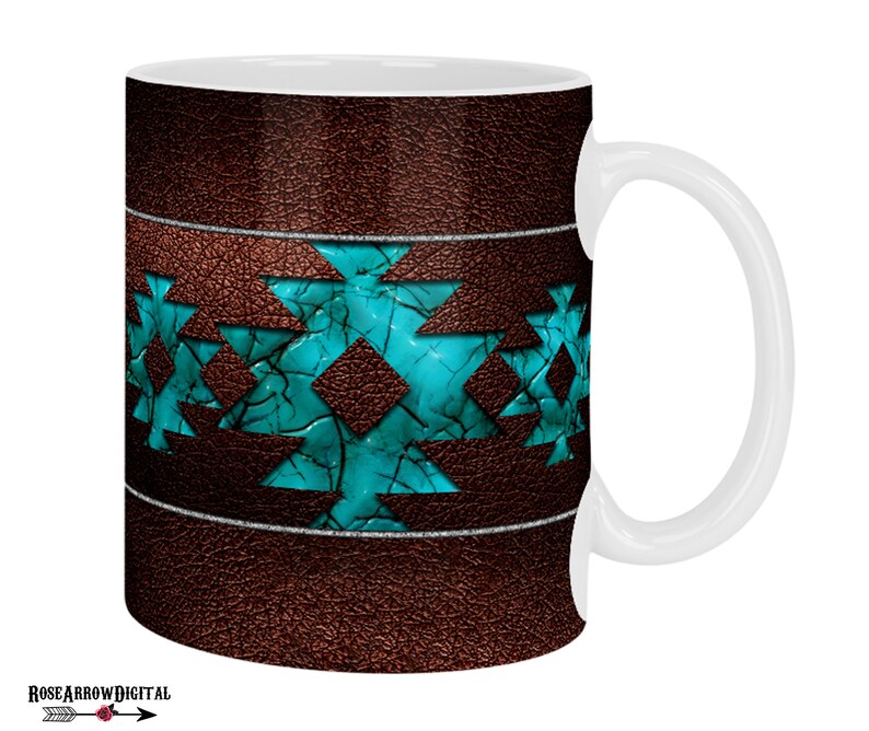 Puede incluir: Taza de cer&aacute;mica blanca con un dise&ntilde;o de cuero marr&oacute;n y un patr&oacute;n geom&eacute;trico turquesa. La taza tiene un asa en el lado derecho.
