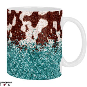 Puede incluir: Taza de cer&aacute;mica blanca con un patr&oacute;n de piel de vaca marr&oacute;n y blanco y purpurina turquesa en la parte inferior.