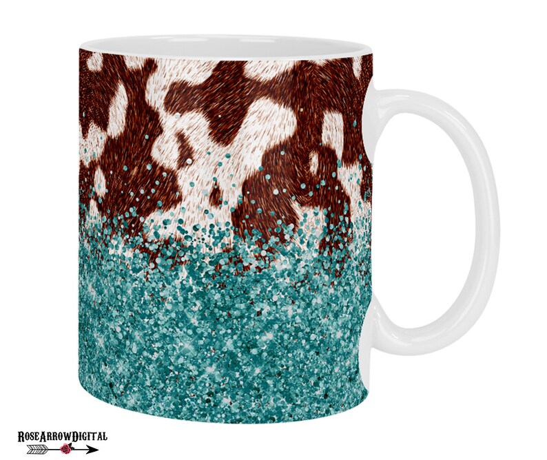 Puede incluir: Taza de cer&aacute;mica blanca con un patr&oacute;n de piel de vaca marr&oacute;n y blanco y purpurina turquesa en la parte inferior.