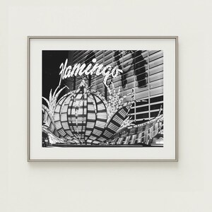Impresión del Hotel Flamingo: fotografía artística de neón de Las Vegas en blanco y negro, arte mural del desierto, calidad de museo.
