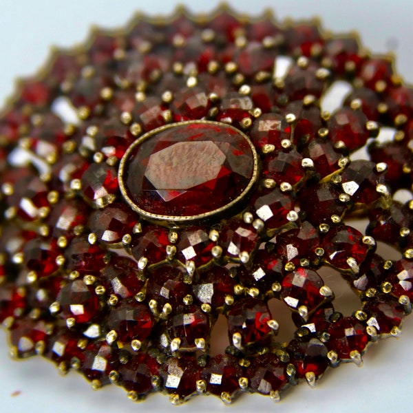 1880s-1900s Antique handcrafted Brooch with roos/rosé cut Bohemian Garnets approx. 15.77 ct. oval broche grenat gold-plated yellow gold