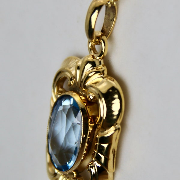 Pendentif antique en plaqué or jaune 18 carats d'un artisan allemand Art Nouveau d'environ 1900 avec spinelle bleue d'environ 3,96 et chaîne