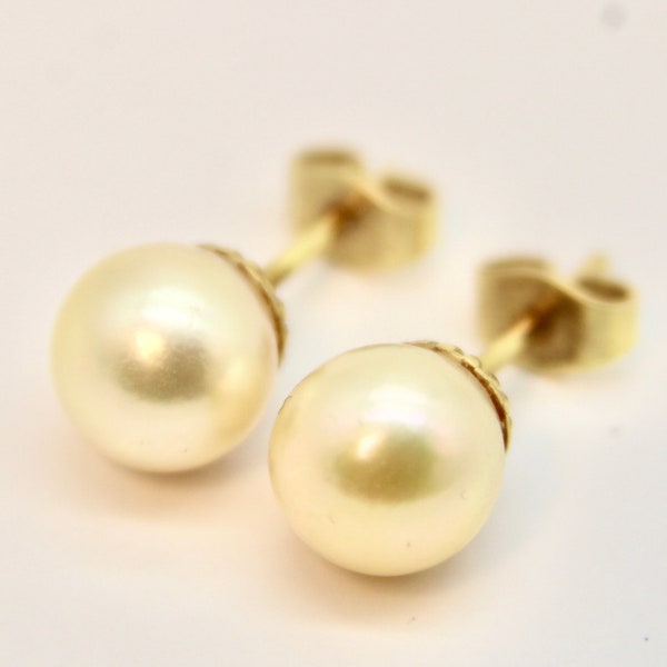 18k/750 Yellow golden pair of stud Earrings with genuine Japanese sea/saltwater large pearls