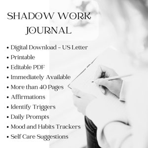 Könnte beinhalten: Schwarzweißbild einer Person, die in ein Tagebuch schreibt. Der Text auf der Seite lautet "SHADOW WORK JOURNAL". Der Text unter dem Bild listet die Funktionen des Tagebuchs auf, darunter: Digitaler Download - US Letter, Druckbar, Bearbeitbares PDF, Sofort verfügbar, Mehr als 40 Seiten, Affirmationen, Identifizieren von Triggern, Tägliche Aufforderungen, Stimmungs- und Gewohnheitstracker und Selbstpflegevorschläge.