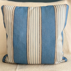 Capa de almofada Kravet listrada azul feita à mão: almofada decorativa de designer, 20&quot;