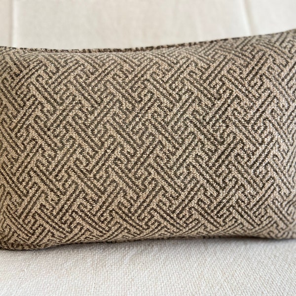 Housse de coussin en coton imprimé géométrique texturé, faite à la main, neutres bruns/beiges, rectangle de 12 « x 18 »