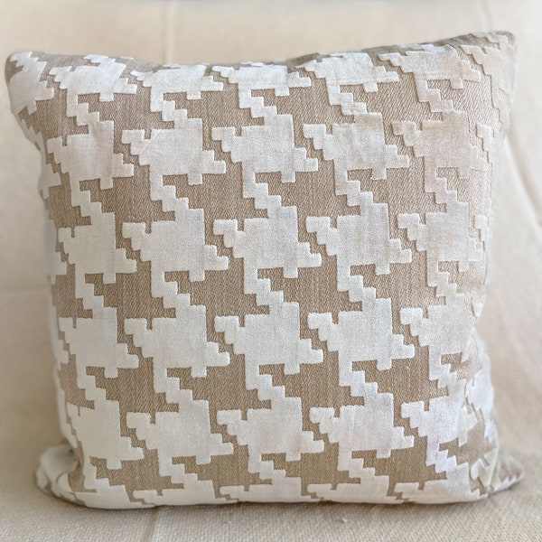 Housse de coussin en velours à motifs Pierre Frey, faite à la main, support en soie crème, neutres beige/crème, carré de 18 po