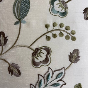 Patrón floral bordado hecho a mano, seda artificial, respaldo de chenilla azul/óxido. Funda de cojín, cuadrada de 18 imagen 5