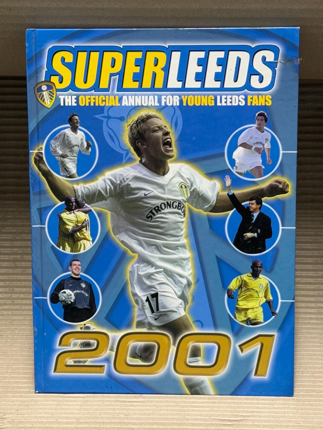 初版第一刷PFA(英国プロフットボール選手協会)発行 選手名鑑2002/2003 スーパーリーズ。ヴィンテージ年鑑。アラン・スミスのサイン入り。2001