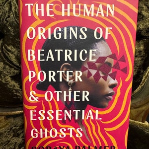 Puede incluir: Portada de libro con fondo a rayas rojas y amarillas. El título es "The Human Origins of Beatrice Porter & Other Essential Ghosts" de Soraya Palmer. Se puede ver parcialmente la cara de una mujer en el fondo.
