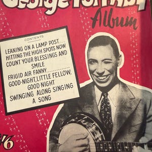 Puede incluir: Una portada de álbum vintage con George Formby. El fondo es rojo con texto blanco. El álbum se titula "George Formby Album". La portada incluye una imagen en blanco y negro de Formby tocando el banjo y una lista de títulos de canciones.