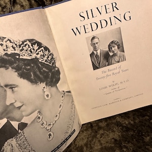 BODAS DE PLATA - El registro de veinticinco años reales por Louis Wolff. Lleno de impresionantes fotografías históricas. 1948. Coleccionable.