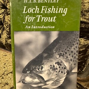 Puede incluir: Una cubierta de libro verde con el título "Loch Fishing for Trout: An Introduction" de H.T.B. Bentley. La cubierta presenta una foto en blanco y negro de una trucha.