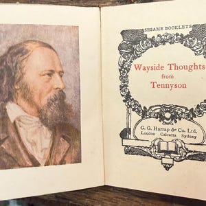 Könnte beinhalten: Offenes Buch mit einem Porträt eines bärtigen Mannes auf der linken Seite und dem Titel "Wayside Thoughts from Tennyson" auf der rechten Seite. Herausgegeben von G. G. Harrap & Co. Ltd., London, Kalkutta, Sydney.