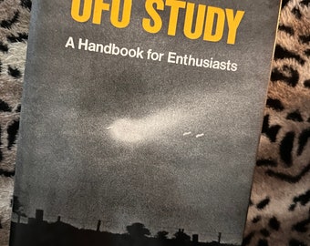 UFO STORY - A Handbook for Enthusiasts. By Jenny Randles.