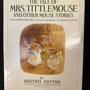 Peut inclure: Couverture du livre "The Tale of Mrs. Tittlemouse and Other Mouse Stories" de Beatrix Potter. L'illustration montre des souris vêtues de robes et de manteaux. Le titre et le nom de l'auteur sont imprimés en caractères sérif.