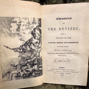 Puede incluir: Un libro titulado "Chronicles of The Devizes" con una ilustración en blanco y negro de un castillo en la portada. El libro es una historia del castillo, los parques y el distrito de Devizes, Inglaterra. Incluye información estadística, parlamentaria, eclesiástica y biográfica. El libro fue impreso en 1839.