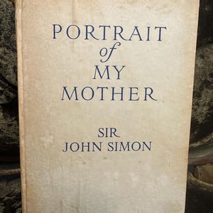 Puede incluir: Un libro vintage titulado "Portrait of My Mother" de Sir John Simon. La cubierta del libro es beige con letras azules.