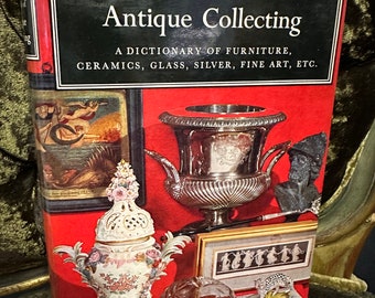 Peut inclure: Couverture du livre "The Connoisseur's Handbook of Antique Collecting: A Dictionary of Furniture, Ceramics, Glass, Silver, Fine Art, etc." avec un fond rouge et des images d'objets anciens, dont un pichet en argent, un vase en porcelaine et une carafe en verre.