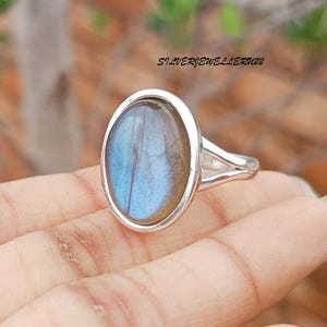 Ring Blue Fire Labradoriet: Handgemaakte 925 sterlingzilveren edelsteenband
