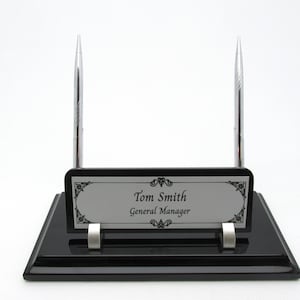 Personalisiertes Schreibtisch Namensschild Schwarzes Namensschild aus Holz mit Stiften, Personalisiertes Namensschild, Büroschild, Schreibtischschild Silver