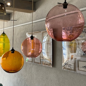 Artisan-crafted moon lamps / Hand-blown crystal pendant lights / XXL shades with Murano character.