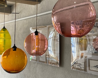 Artisan-crafted moon lamps / Hand-blown crystal pendant lights / XXL shades with Murano character.