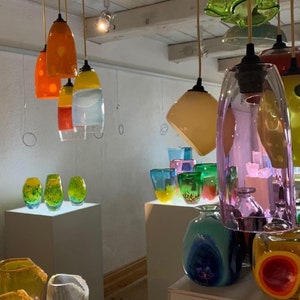 Artisan-crafted moon lamps / Hand-blown crystal pendant lights / XXL shades with Murano character.