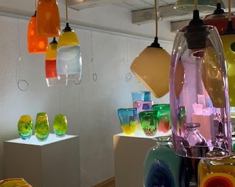 Artisan-crafted moon lamps / Hand-blown crystal pendant lights / XXL shades with Murano character.