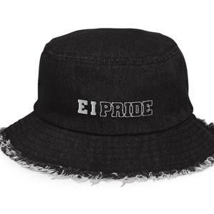 Puede incluir: Sombrero de cubo de denim negro con borde deshilachado y el texto "EI PRIDE" bordado en blanco.